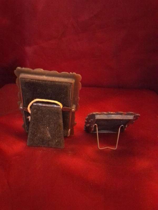 2 x Small Old Photo Frames With Flower Motif
