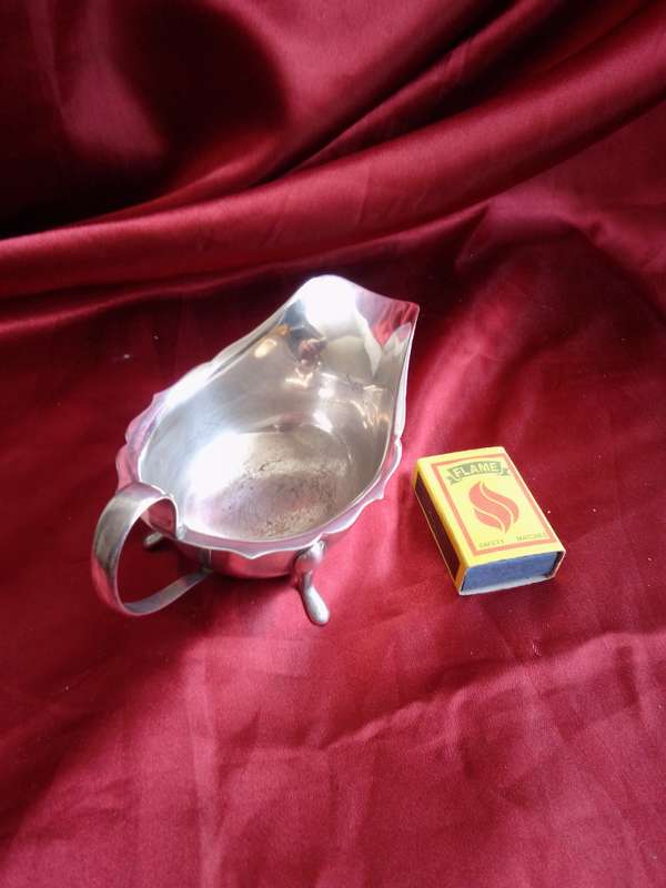 The Cutler's Company Sheffield England Silver plate Sauce Boat