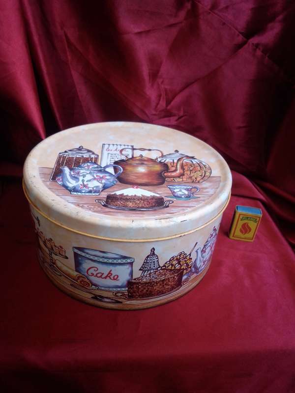 Retro Cake Tin