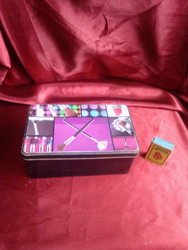 Cosmetic Themed Tin
