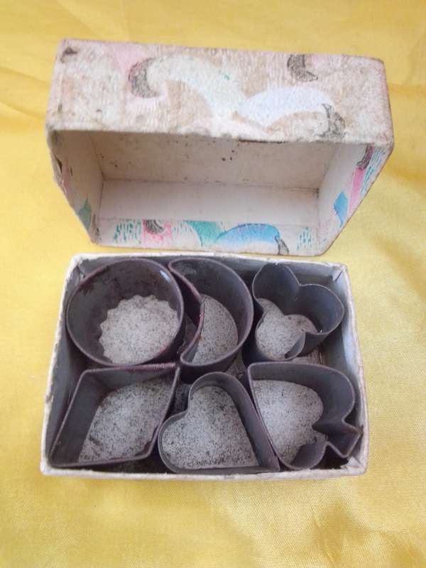 Vintage Set of 6 Metal Baking Shapes in Original box