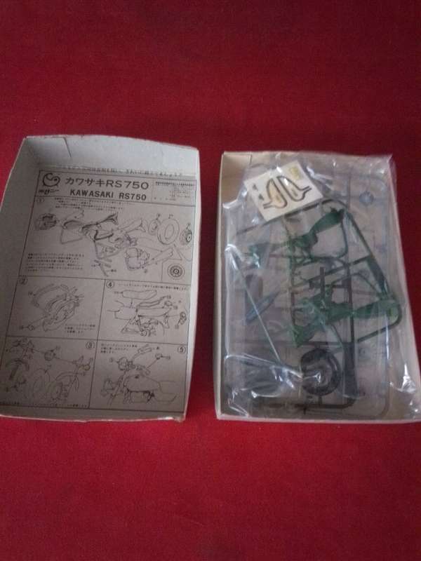 Rare 1974 Sunny Kawasaki RS750 1 / 24 Scale Model In Original Packaging