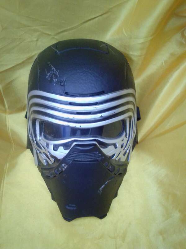2015 Hasbro Lucasfilm Star Wars Kylo Ren Mask (Battery Operated With Sound)