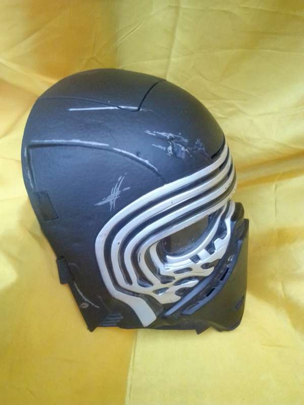 2015 Hasbro Lucasfilm Star Wars Kylo Ren Mask (Battery Operated With Sound)