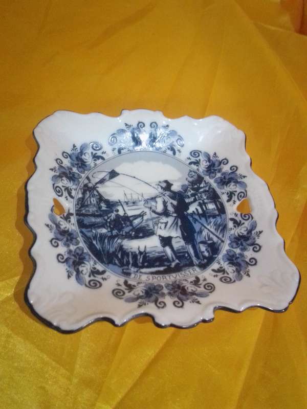 Delft Holland 'The Fly Fisherman' Series No 1478 Nut Dish
