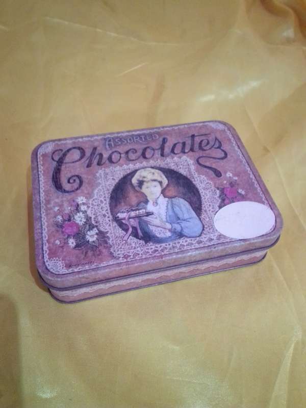 Retro Huguenot Assorted Chocolate Tin