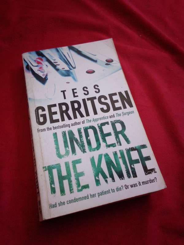 Under The Knife - Tess Gerritsen 2004 Paperback