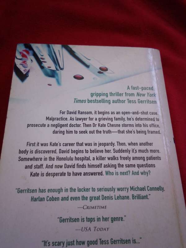 Under The Knife - Tess Gerritsen 2004 Paperback