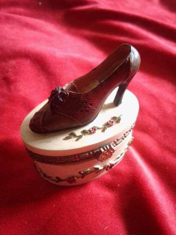 Vintage Resin Decorated Ring Box