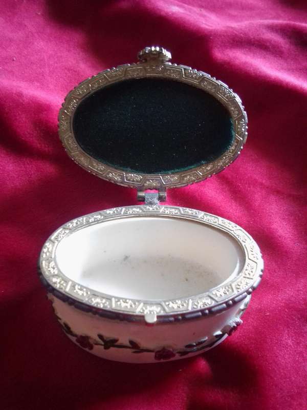 Vintage Resin Decorated Ring Box