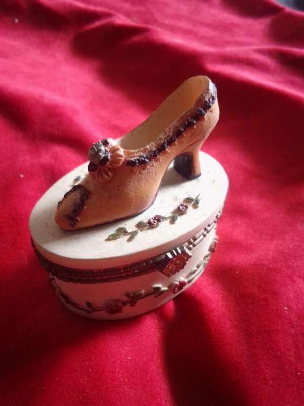 Vintage Resin Decorated Ring Box