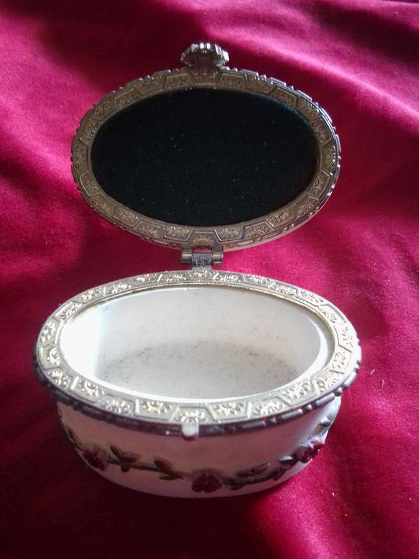 Vintage Resin Decorated Ring Box