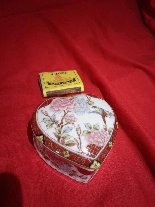 Beautiful Handpainted Porcelain Ring / Trinket Box