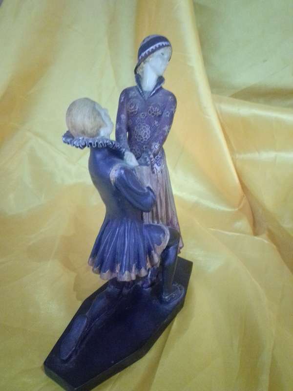 Stunning Everlasting Love No B1020274 Handpainted Resin Figurine
