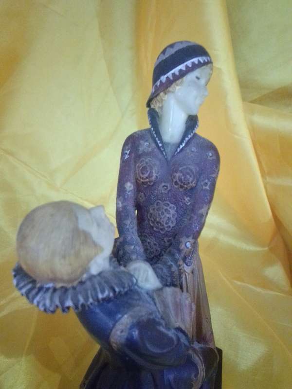 Stunning Everlasting Love No B1020274 Handpainted Resin Figurine