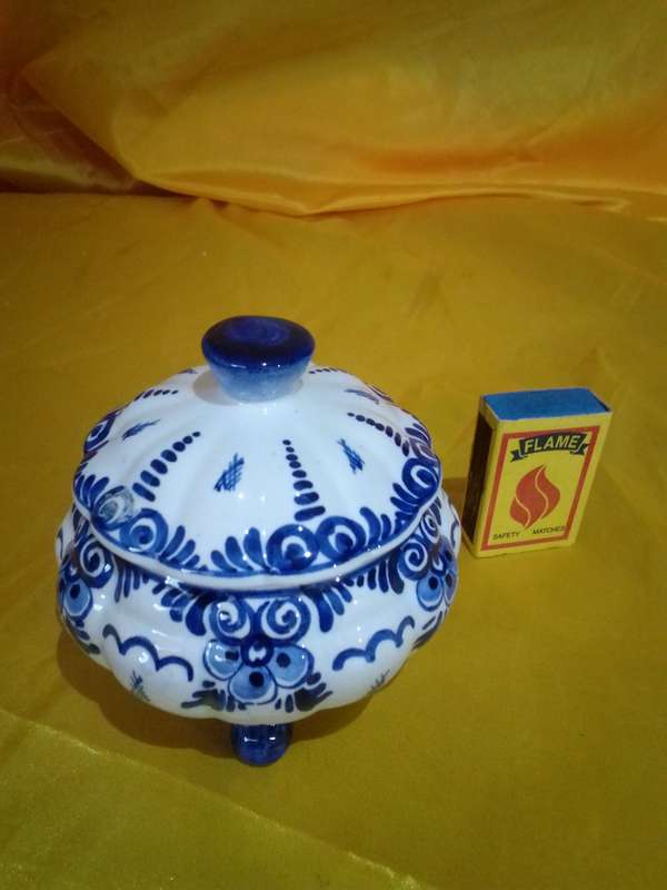 Stunning Vintage Delft Porcelain Trinket Box Mounted on Three Legs