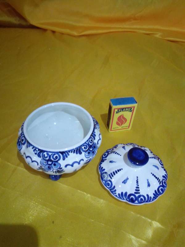 Stunning Vintage Delft Porcelain Trinket Box Mounted on Three Legs