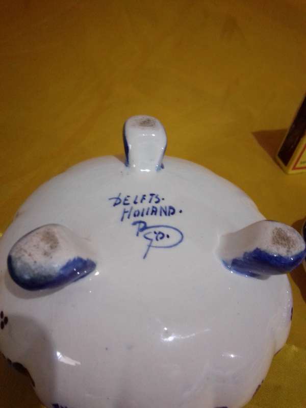 Stunning Vintage Delft Porcelain Trinket Box Mounted on Three Legs