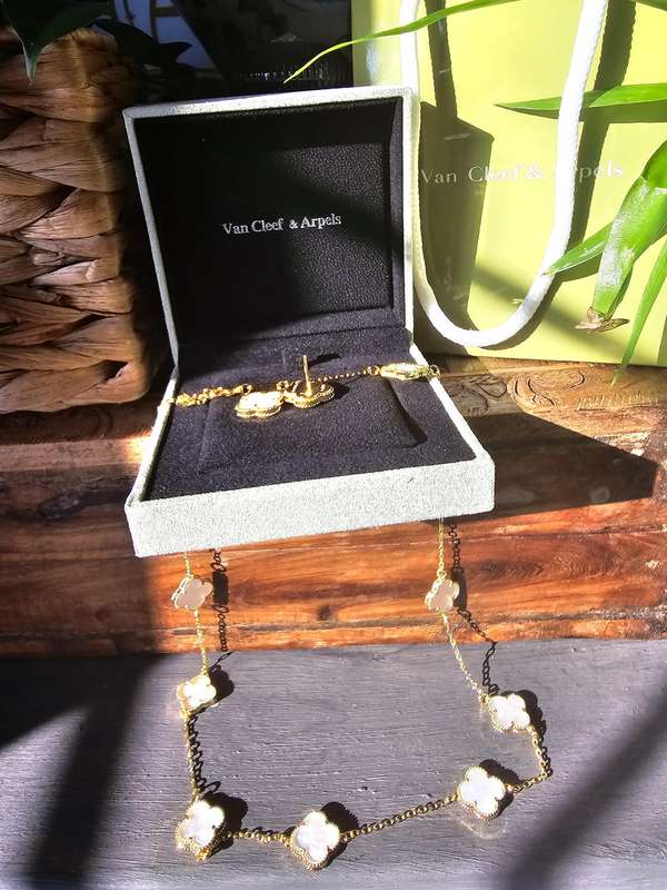Van Cleef and Arpels vintage Alhambra Necklace and earings set