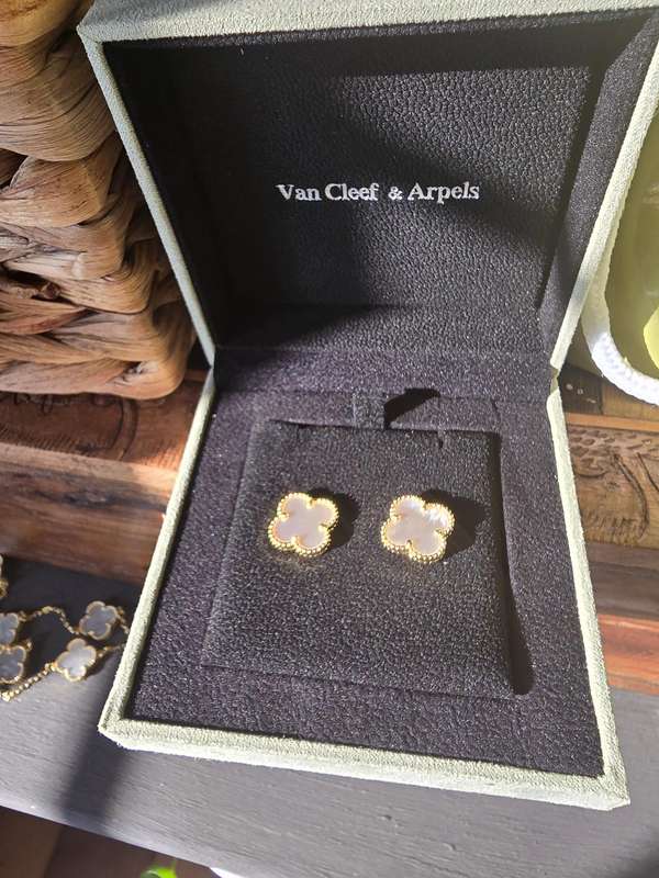 Van Cleef and Arpels vintage Alhambra Necklace and earings set
