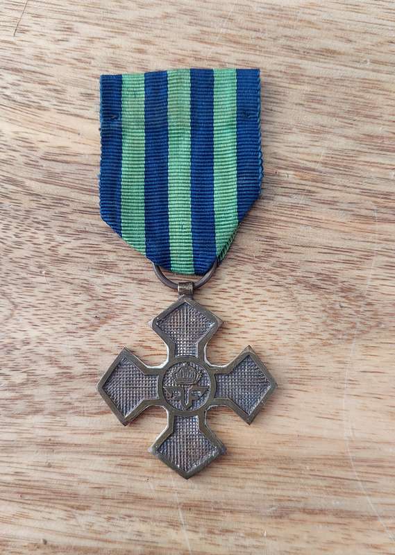 - WW1 Romanian Commemorative Cross of the 1916-1918 War -