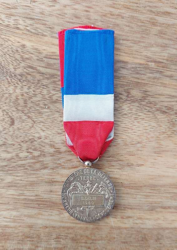 - French Ministry of Labor & Social Security Medal to B. Delin  -