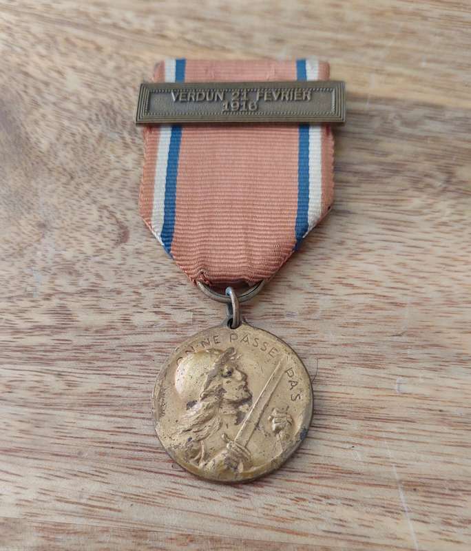- WW1 Verdun "Vernier Issue" Medal with Clasp -