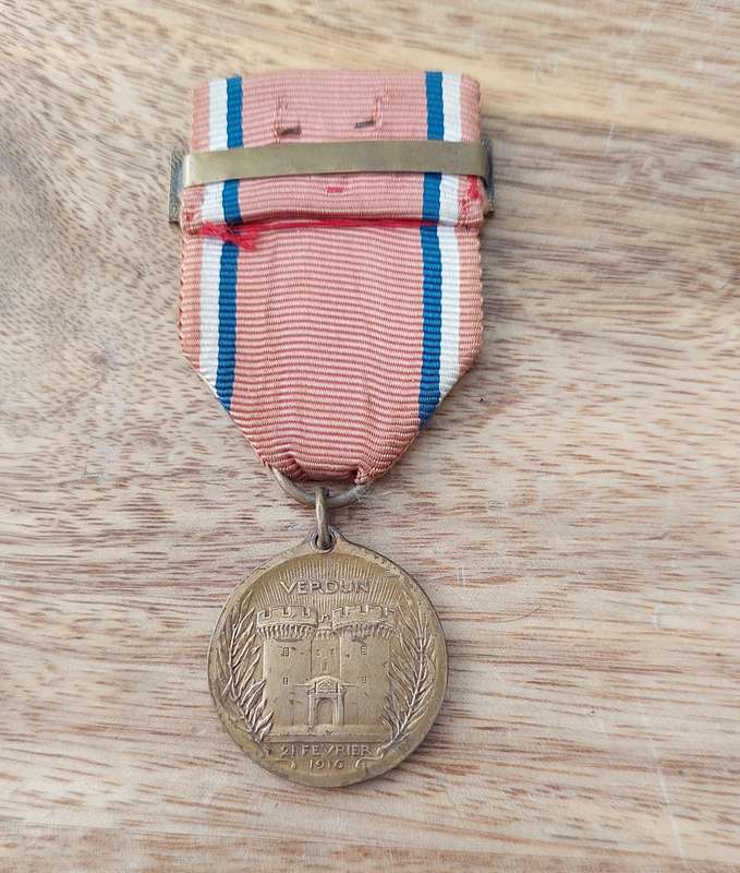 - WW1 Verdun "Vernier Issue" Medal with Clasp -