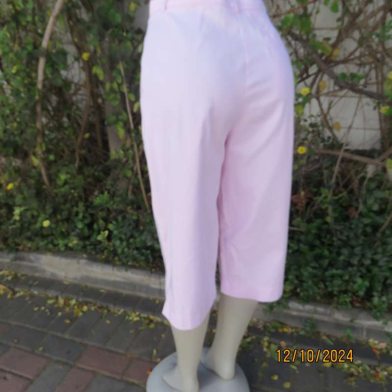 Amazing soft rose pink cotton jeans by CATALEA from Lebanon. Size 34. High waist. Brand new cond.