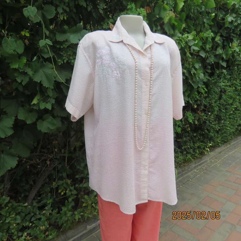 O//OS club 100% bubble cotton short sleeve top in pink-white check. Size 44.Embroidered front-collar