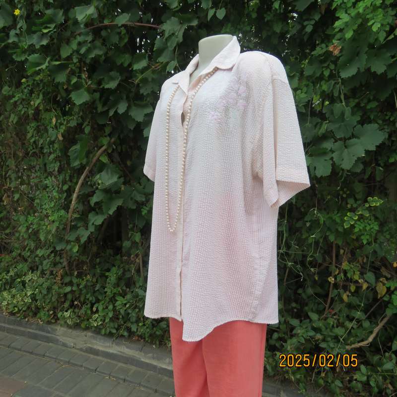 O//OS club 100% bubble cotton short sleeve top in pink-white check. Size 44.Embroidered front-collar