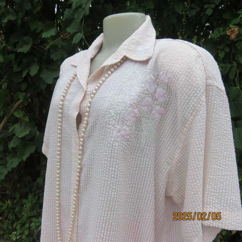 O//OS club 100% bubble cotton short sleeve top in pink-white check. Size 44.Embroidered front-collar