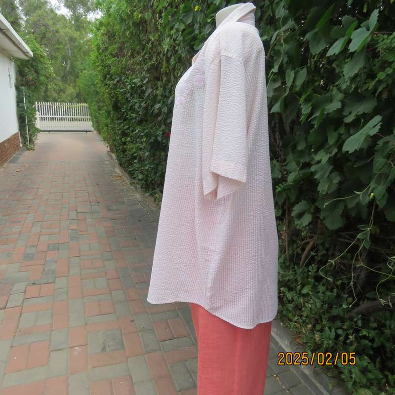 O//OS club 100% bubble cotton short sleeve top in pink-white check. Size 44.Embroidered front-collar