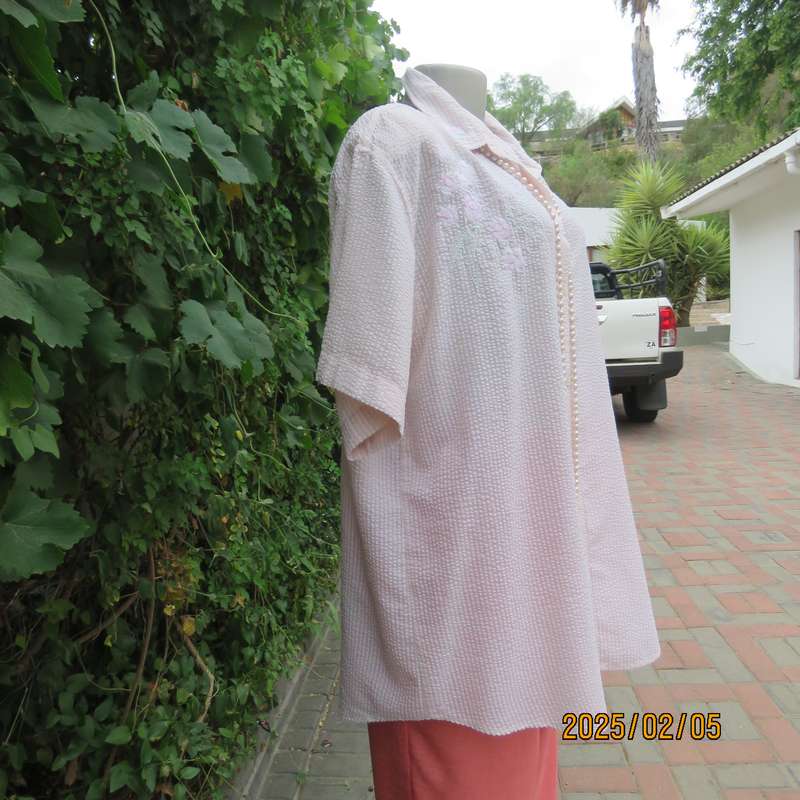 O//OS club 100% bubble cotton short sleeve top in pink-white check. Size 44.Embroidered front-collar