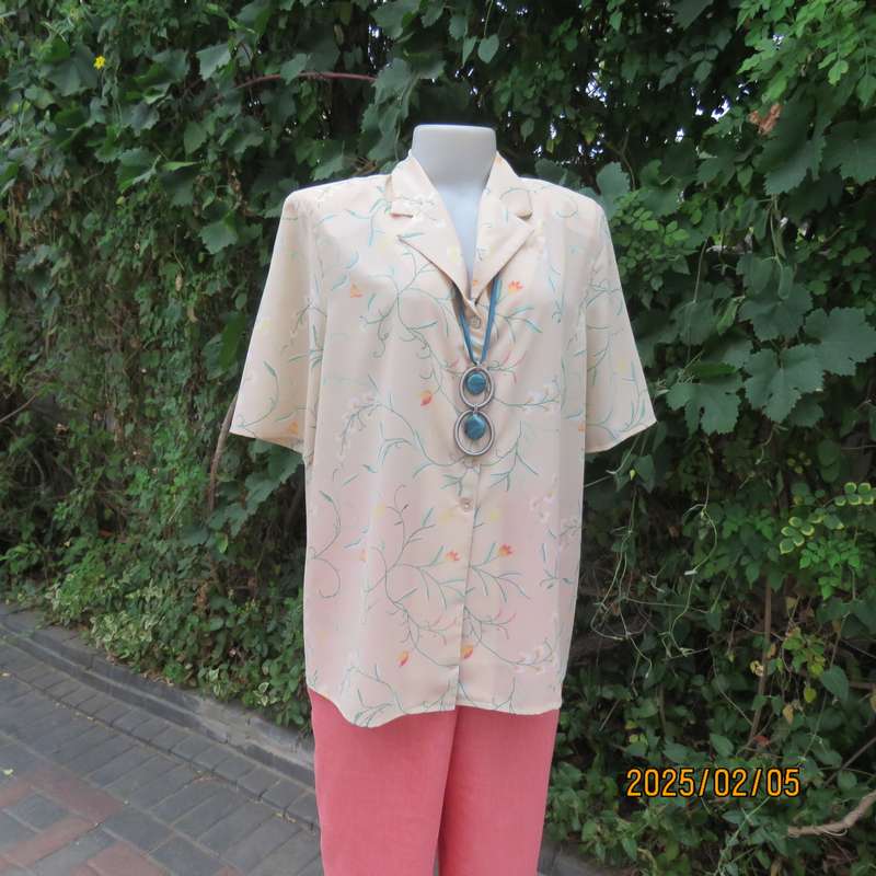 Tastefully printed rich cream short sleeve top with jade-crimson floral pattern.Size 40. As new.