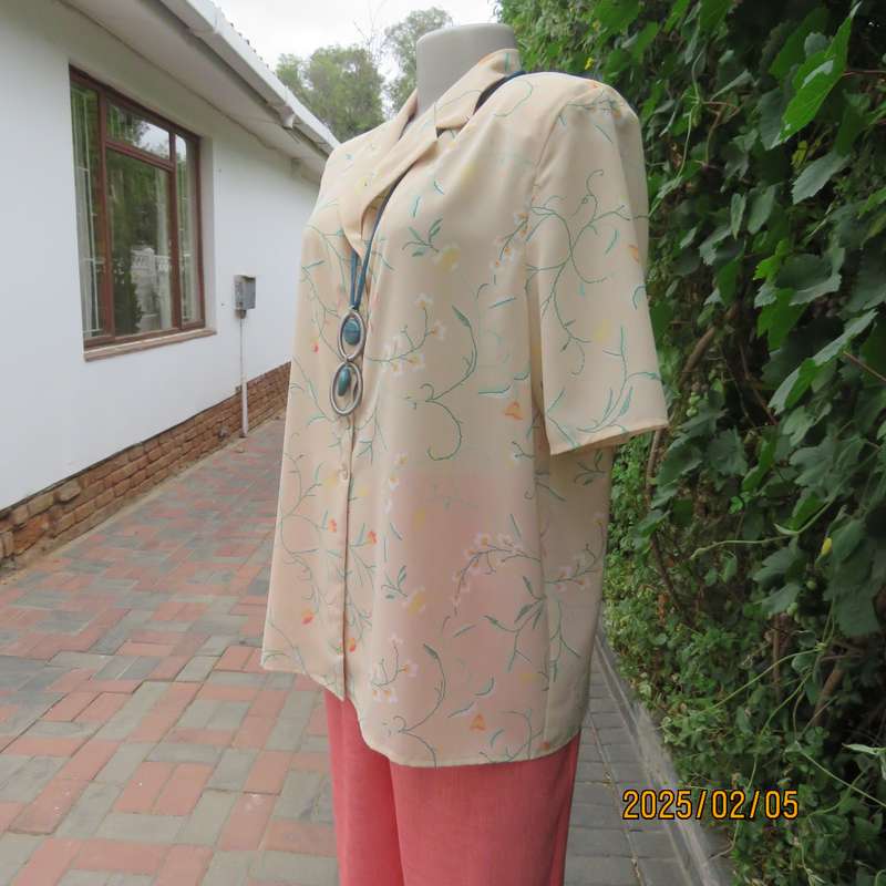 Tastefully printed rich cream short sleeve top with jade-crimson floral pattern.Size 40. As new.