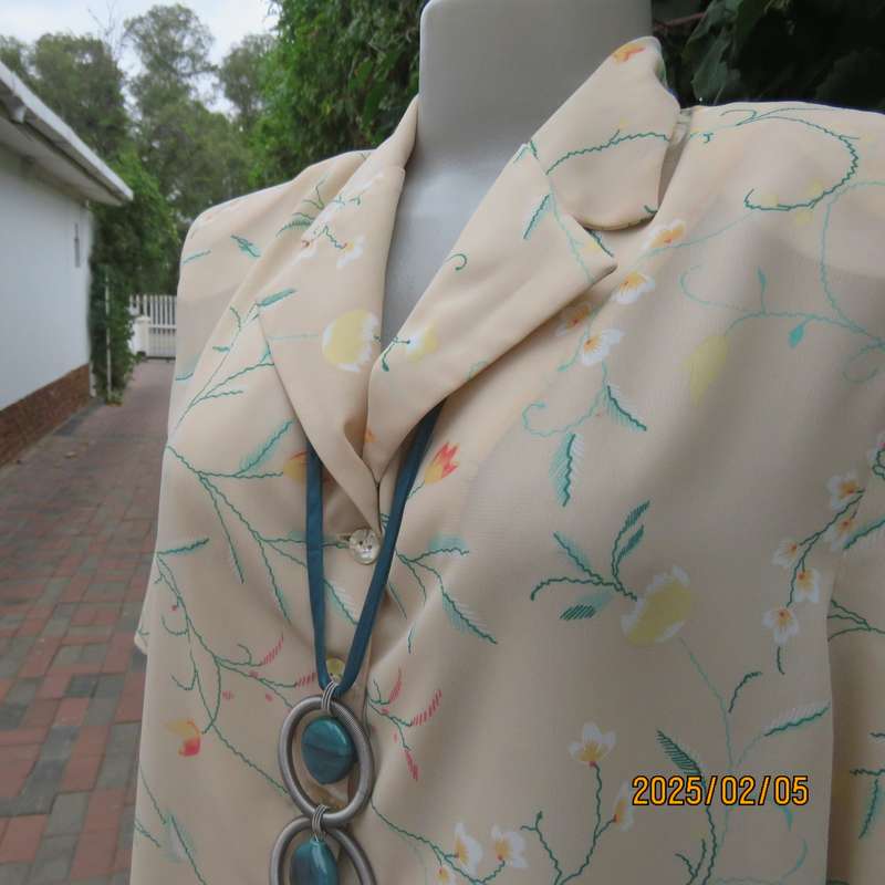 Tastefully printed rich cream short sleeve top with jade-crimson floral pattern.Size 40. As new.