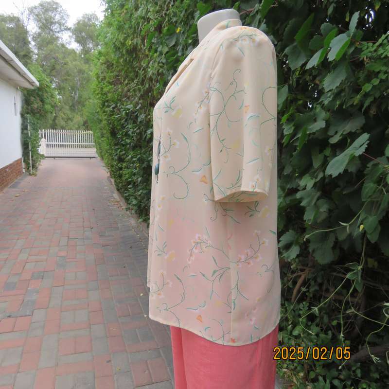 Tastefully printed rich cream short sleeve top with jade-crimson floral pattern.Size 40. As new.