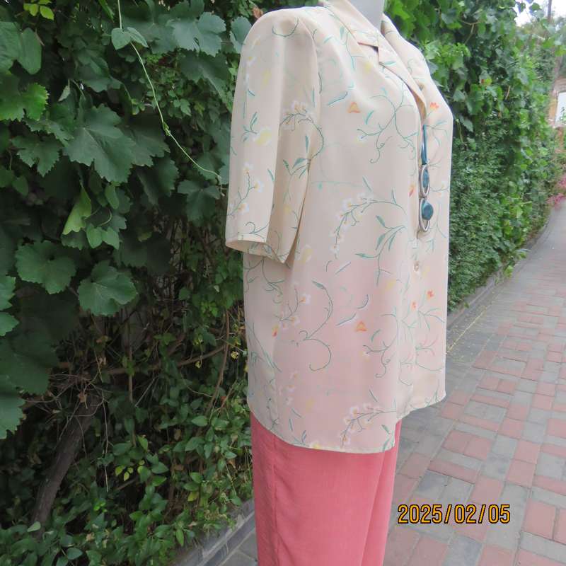 Tastefully printed rich cream short sleeve top with jade-crimson floral pattern.Size 40. As new.