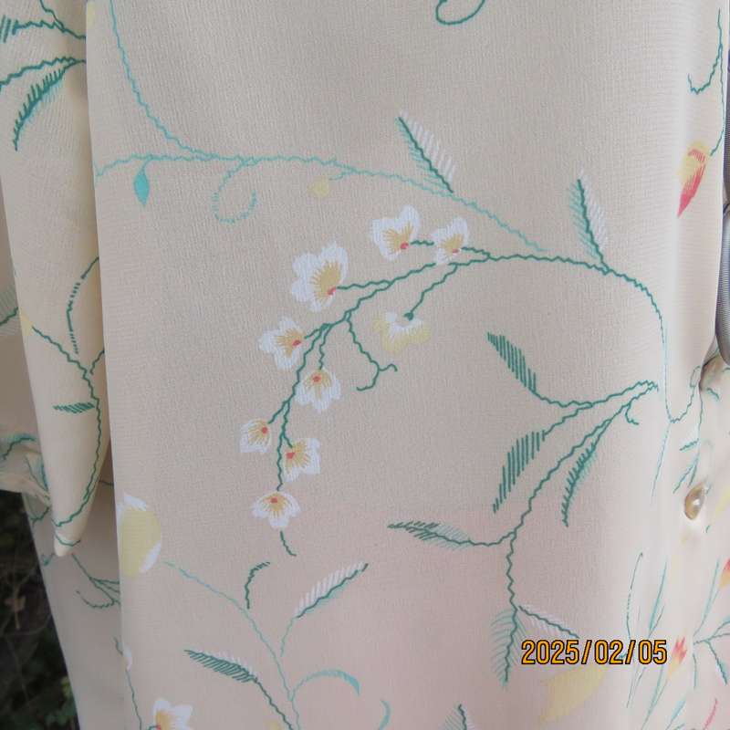 Tastefully printed rich cream short sleeve top with jade-crimson floral pattern.Size 40. As new.
