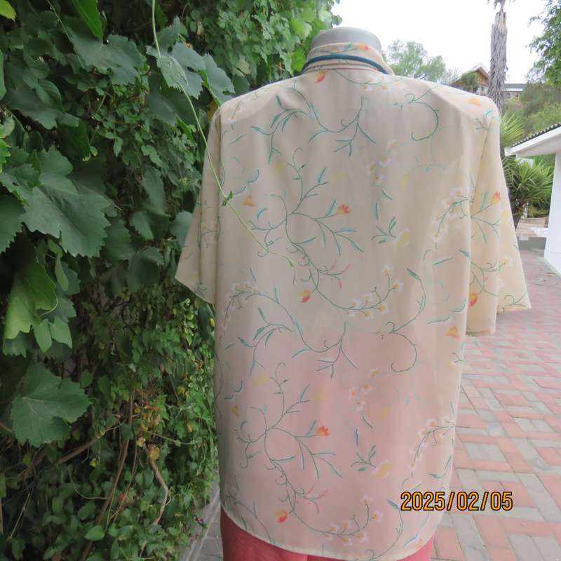 Tastefully printed rich cream short sleeve top with jade-crimson floral pattern.Size 40. As new.