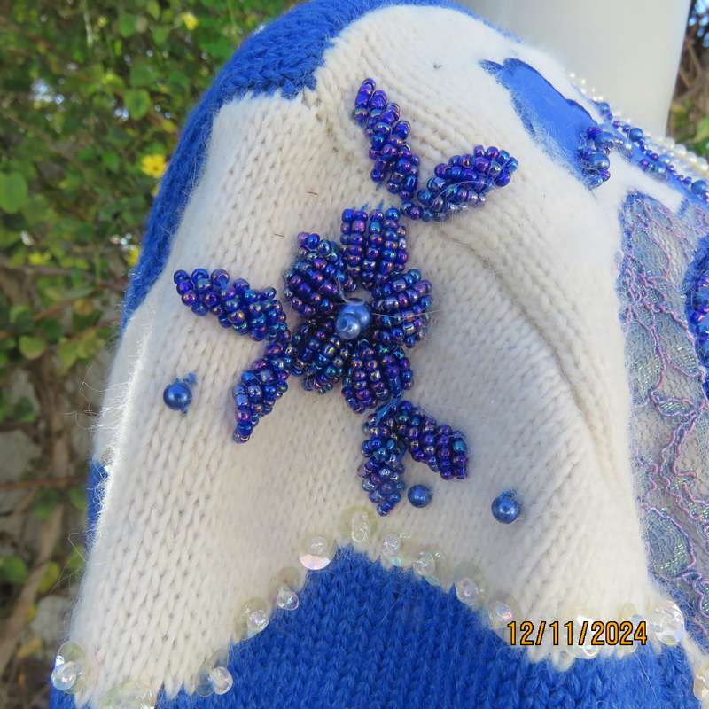 Amazing luxury embellished royal blue/cream acrylic/mohair pull over sweater. By HENDER size 38/40.