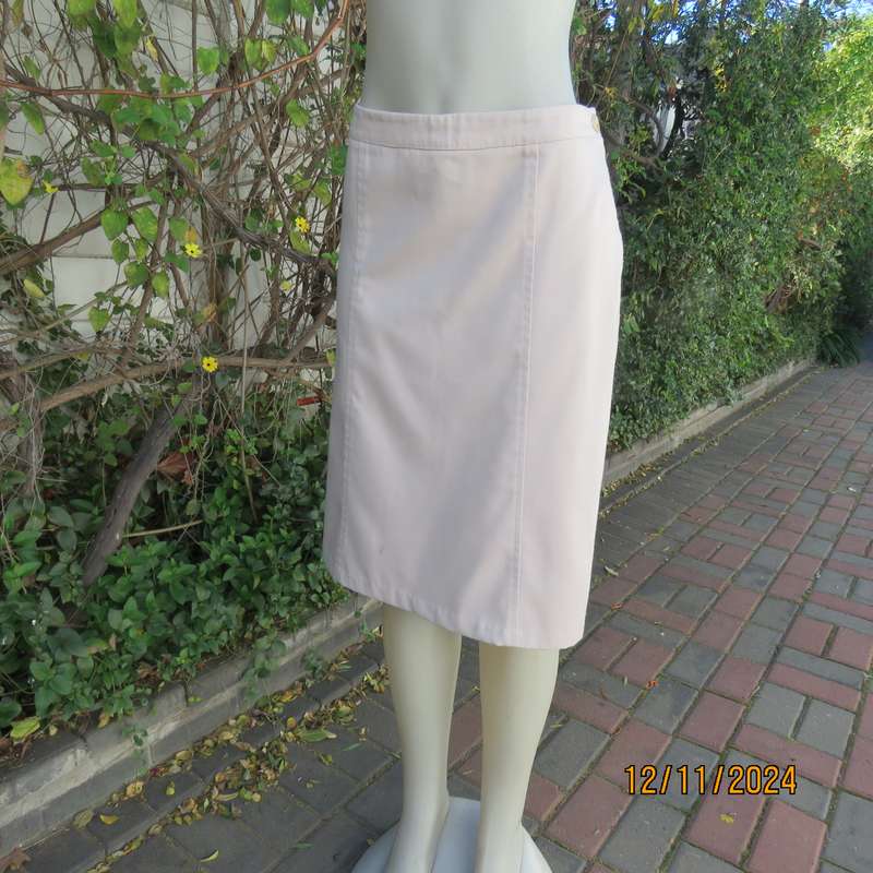 Ecru colour paneled 100% cotton A-line skirt by LYNETTE Boutique size 40. Side zip. Very good cond