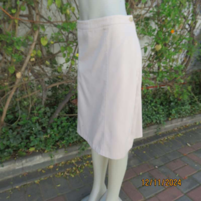 Ecru colour paneled 100% cotton A-line skirt by LYNETTE Boutique size 40. Side zip. Very good cond