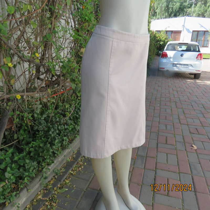 Ecru colour paneled 100% cotton A-line skirt by LYNETTE Boutique size 40. Side zip. Very good cond