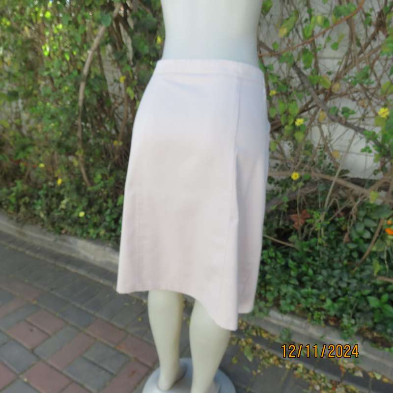 Ecru colour paneled 100% cotton A-line skirt by LYNETTE Boutique size 40. Side zip. Very good cond