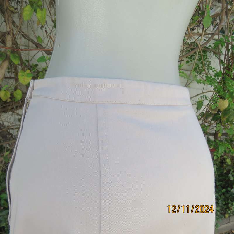 Ecru colour paneled 100% cotton A-line skirt by LYNETTE Boutique size 40. Side zip. Very good cond