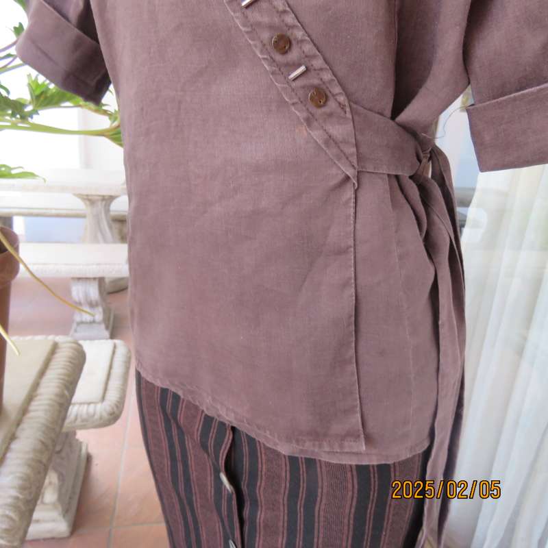 MERIEN HALL choc brown fold over 100% ramie top. Short sleeves. Size 34.Bead decoration. Side ties.