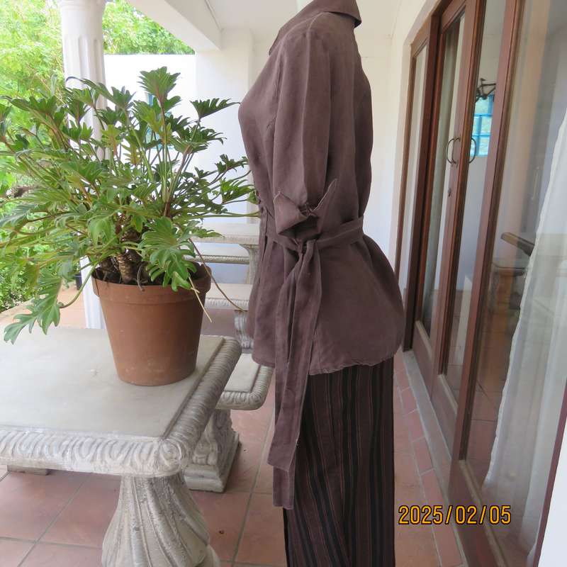 MERIEN HALL choc brown fold over 100% ramie top. Short sleeves. Size 34.Bead decoration. Side ties.