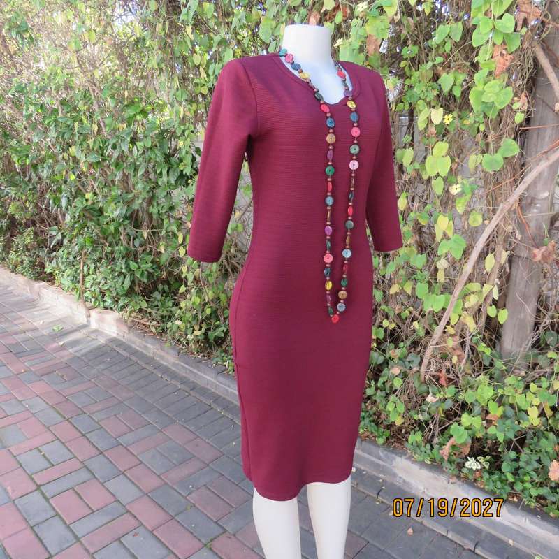 CIARRA maroon bodycon slip over dress in corded stretch polyester. Size 36.
